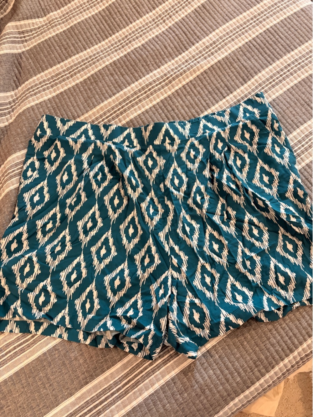 NWOT Torrid Women’s Plus Size 4X Teal and White Ikat Print Women's Shorts